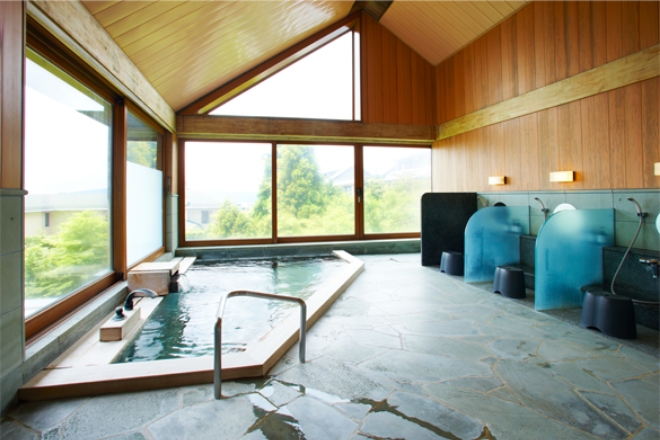 箱根の大自然を眺望できる檜風呂